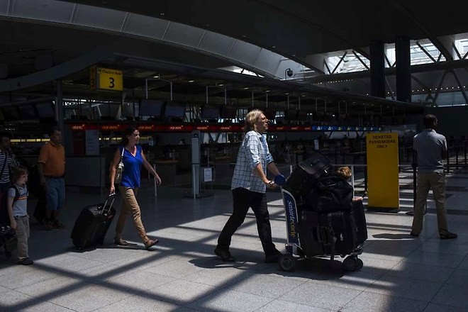 Ebola : les contrôles renforcés à des aéroports - ảnh 1